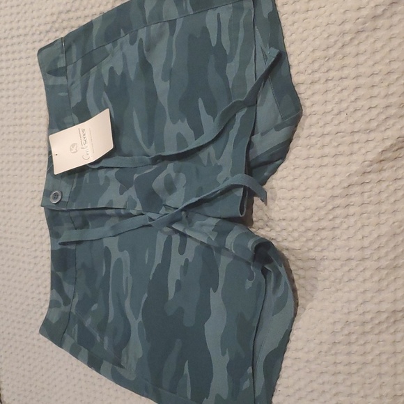 Gander Mountain Guide Series Women’s Green Camouflage 5" Shorts, size 8 … - Picture 1 of 5